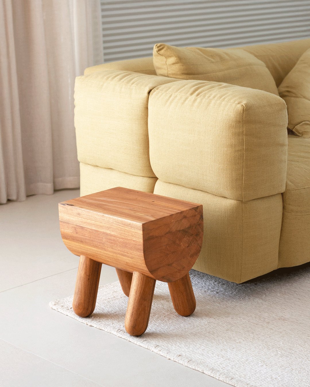 Caramelo em sala com sofá amarelo