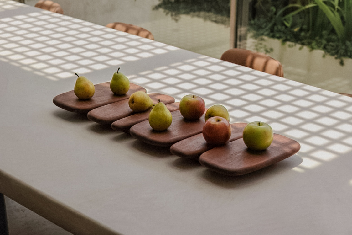 Tico em mesa com frutas